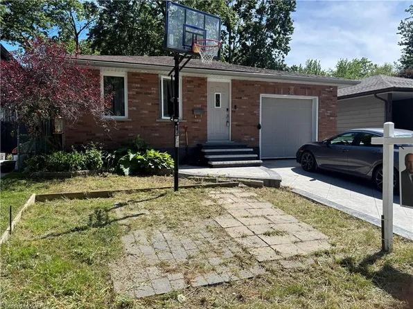 525 Fallingbrook Dr, Waterloo, ON N2L 4N2