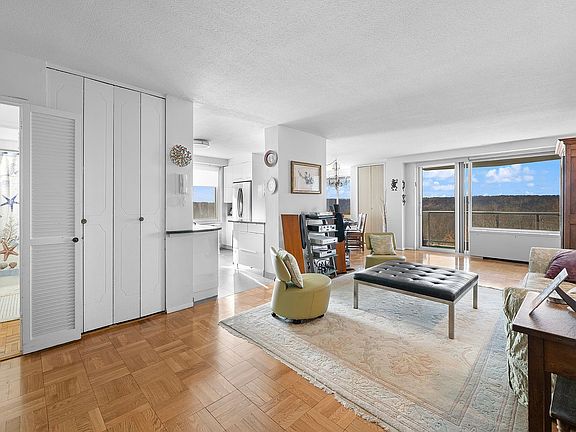 3rd image of 3333 Henry Hudson Pkwy APT 7H