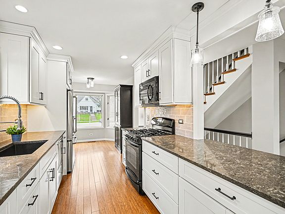 4th image of 416 Lawrence Ave