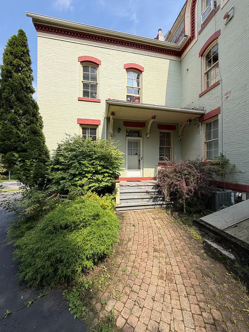 1295 Lake Ave — Photo 2