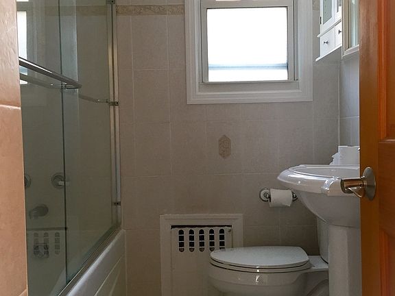 3rd image of 54 Oxford Pl #2