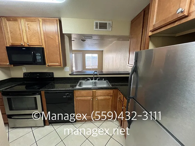 7166 N Fruit Ave #140 — Photo 5