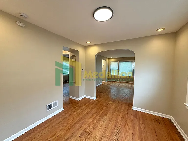 11004 S Eberhart Ave — Photo 10