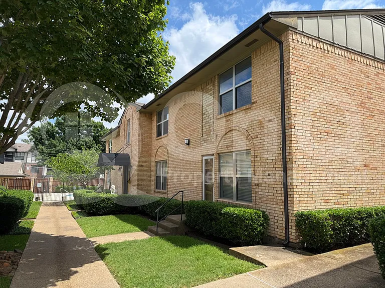 5835 Sandhurst Ln #D — Photo 3