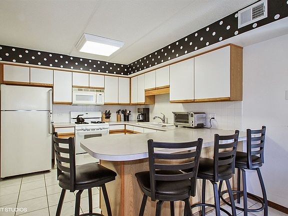 4th image of 6800 N Harlem Ave APT 403