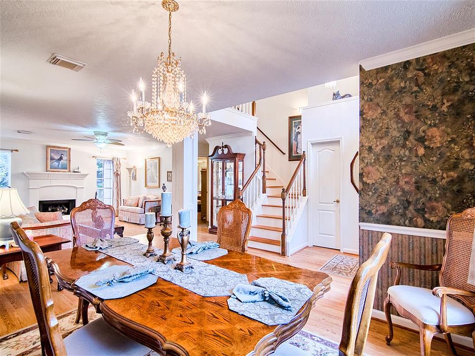 What a luxurious dining area
