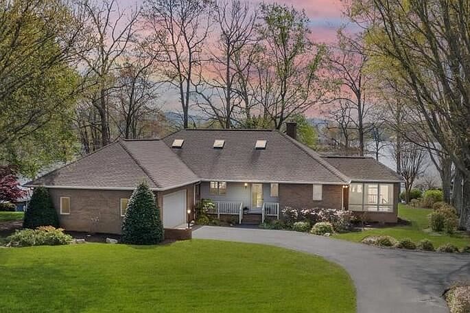 1st image of 699 Island Pointe Ln