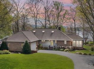 699 Island Pointe Ln, Moneta, VA 24121