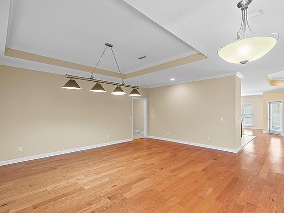 3rd image of 285 Crabapple Ct