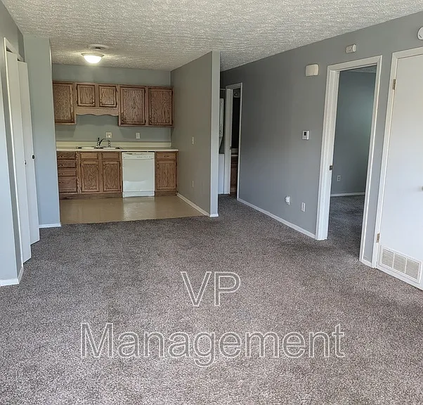 2218 Emerald Dr #9 — Photo 2