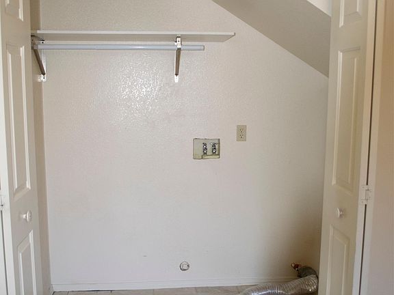 Downstairs laundry hook-ups