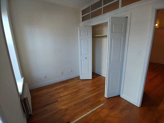 4th image of 207 W 10th St APT 2D