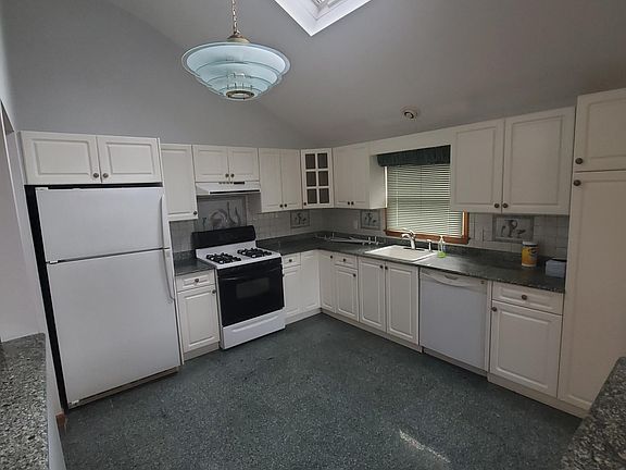 3rd image of 385 Liberty Ave Floor 1