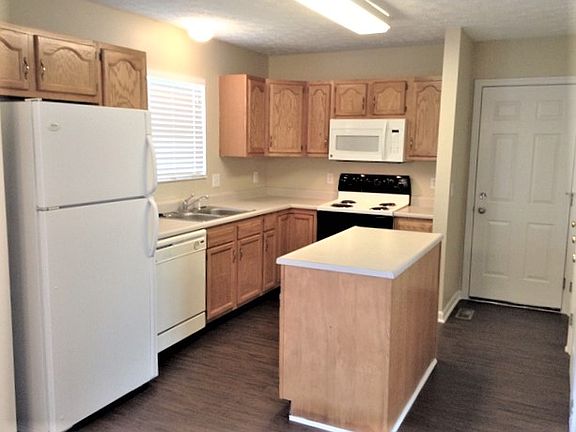 4th image of 840 Round Hill Ct