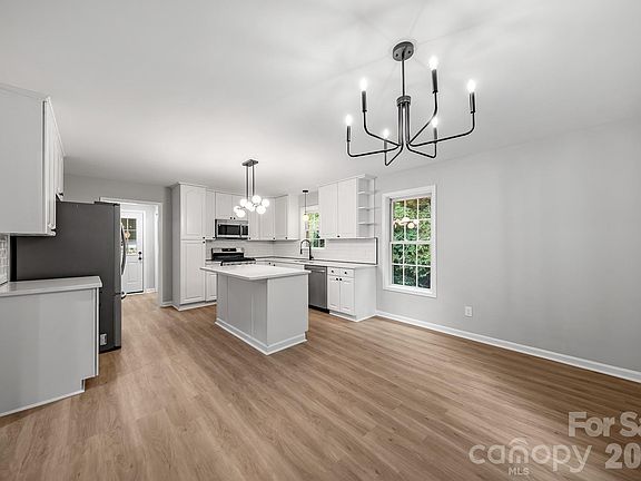 4th image of 663 Lakeside Dr