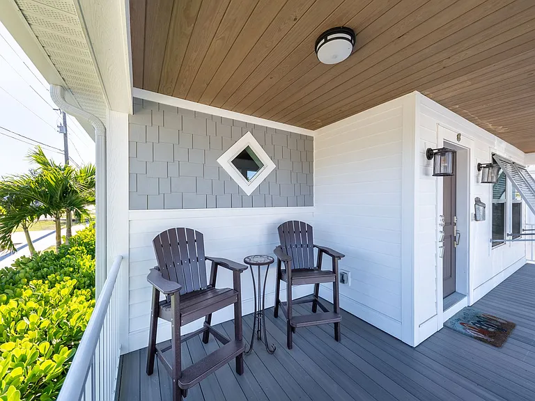 327 Harvey St — Photo 4