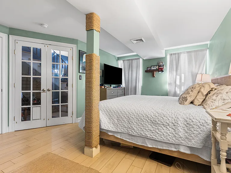 253 Bunker Hill St — Photo 10