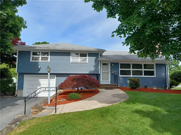 52 Poplar Dr, Cranston, RI 02920