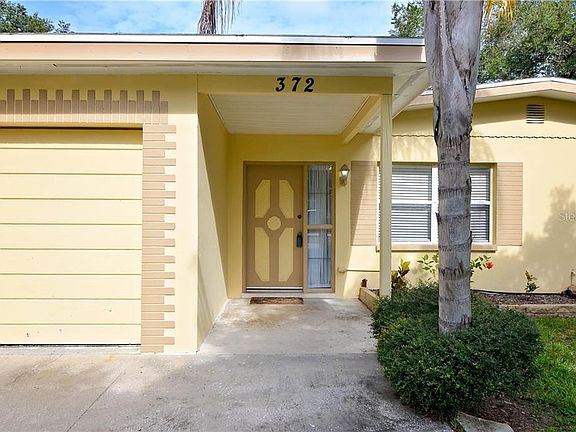 4th image of 372 Huntington Dr W