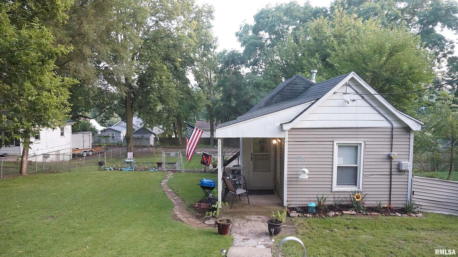 2124 W Iowa St photo 1
