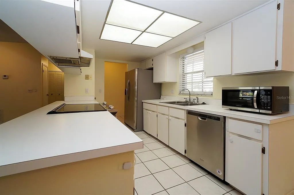 3 bed, 2.0 bath, 1835 sqft, $2,600 — Photo 2