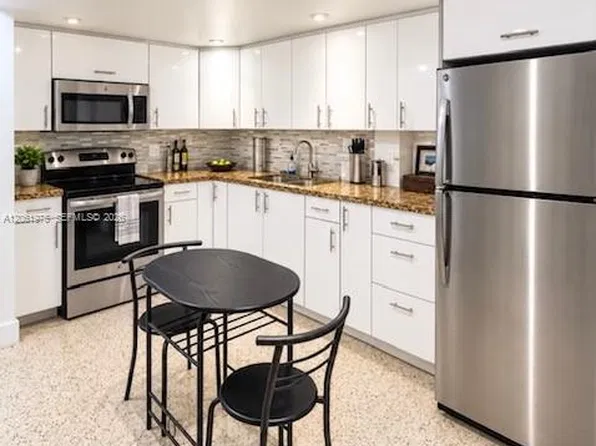 652 NW 3rd St APT 306, Miami, FL 33128