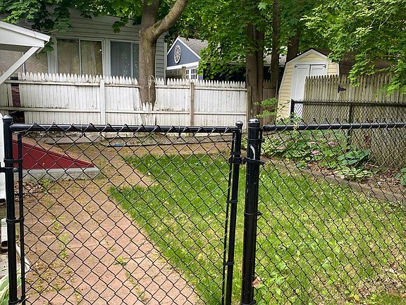4th image of 92 Ash St