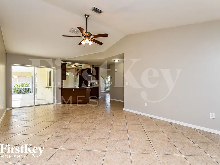 633 SW 9th Ave — Photo 2