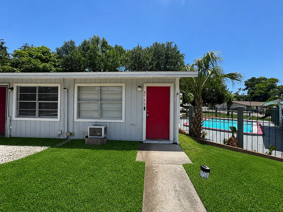 8502 Channelview Cir