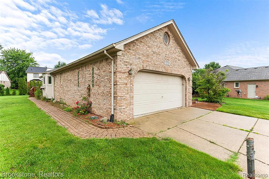 3 bed, 2.5 bath, 4052 sqft, $2,875 — Photo 4