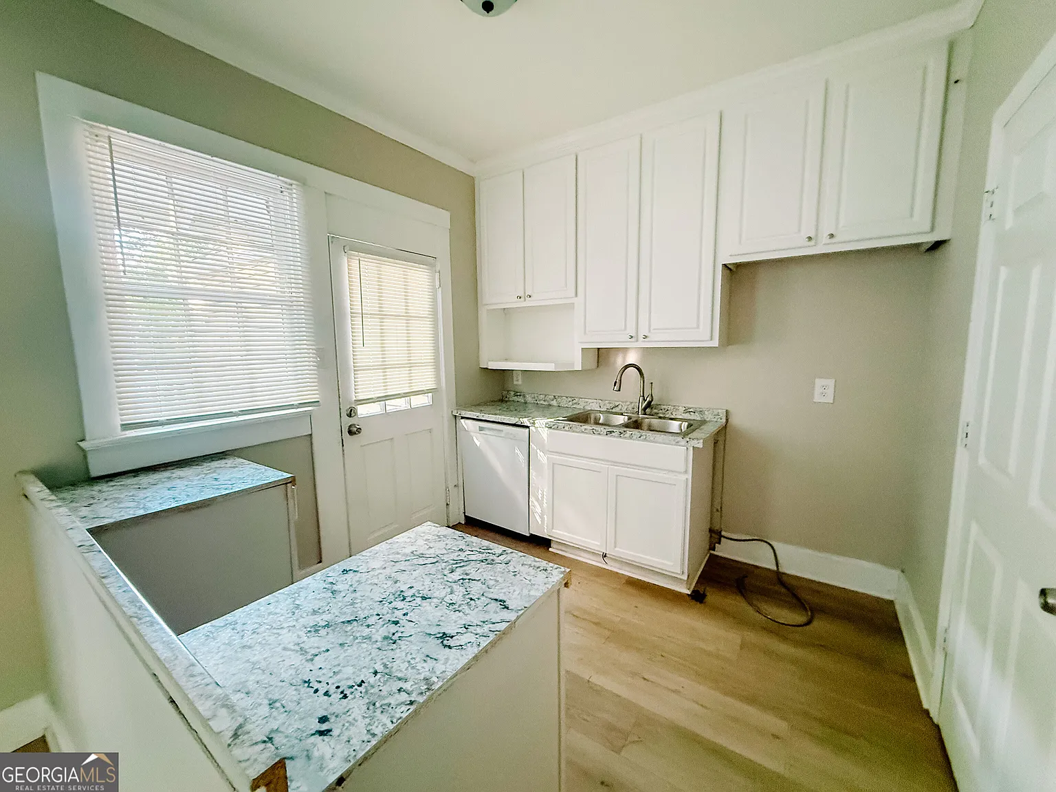 2 bed, 1.0 bath, 847 sqft, $899 — Photo 3