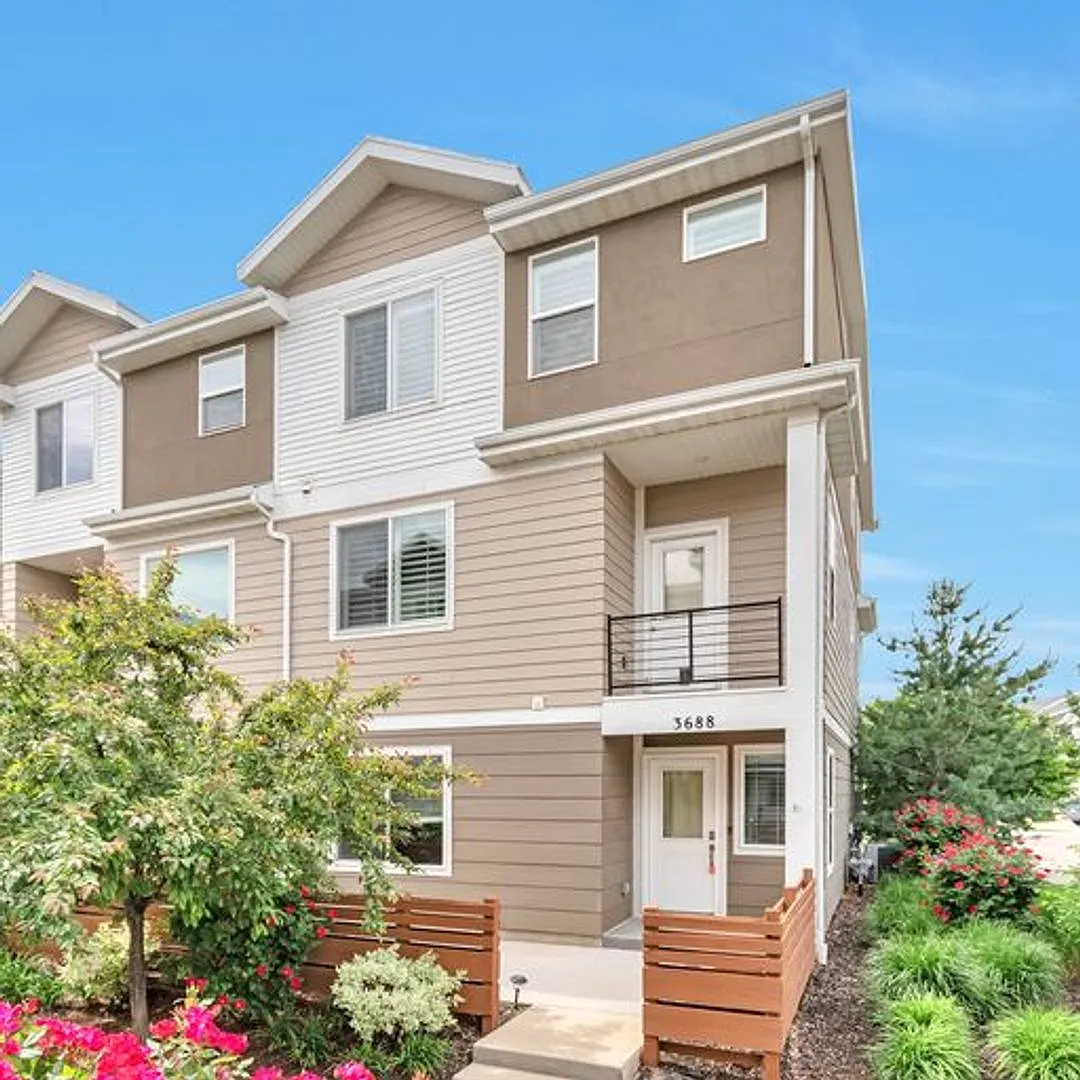 Gorgeous South Jordan Row End Townhome w attached 2 car — Photo 1