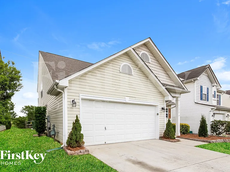 11319 Breezehill Ln — Photo 3