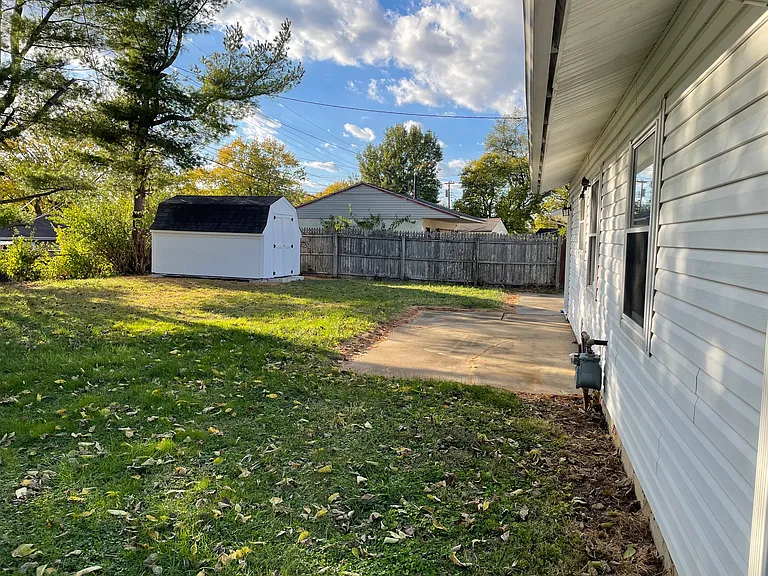 981 Parnell Dr — Photo 2