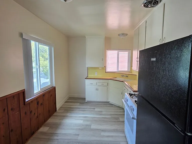 500-502 E Cypress Ave — Photo 8