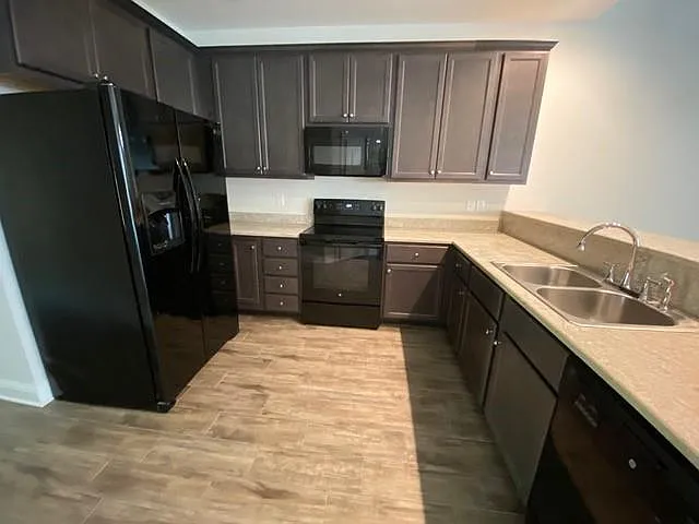 3 bed, 2.5 bath, 1603 sqft, $1,895 — Photo 2