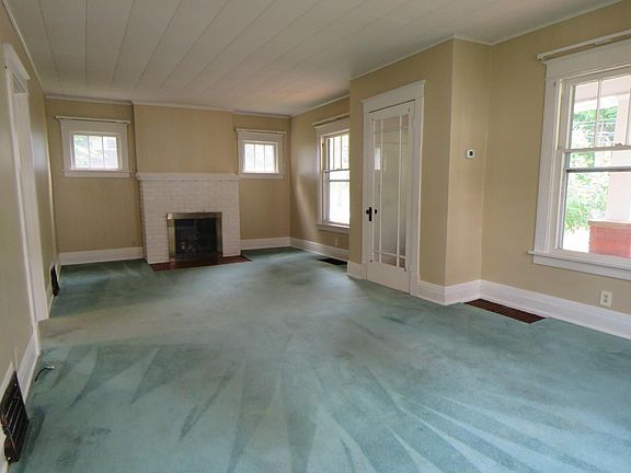 Living 13' x 25' with gas fireplace, front foyer