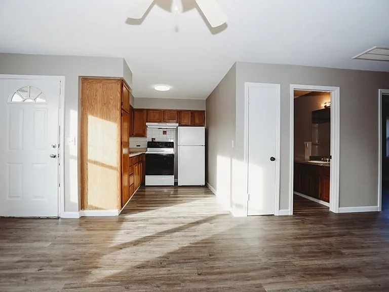 494 N Main St #B — Photo 8