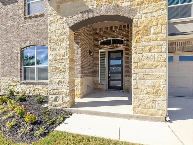 113 Shadow Oak Cv — Photo 3