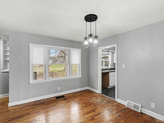 5th image of 1260 Gilbert St