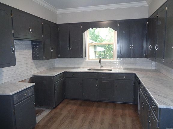 3rd image of 1114 W Oak St
