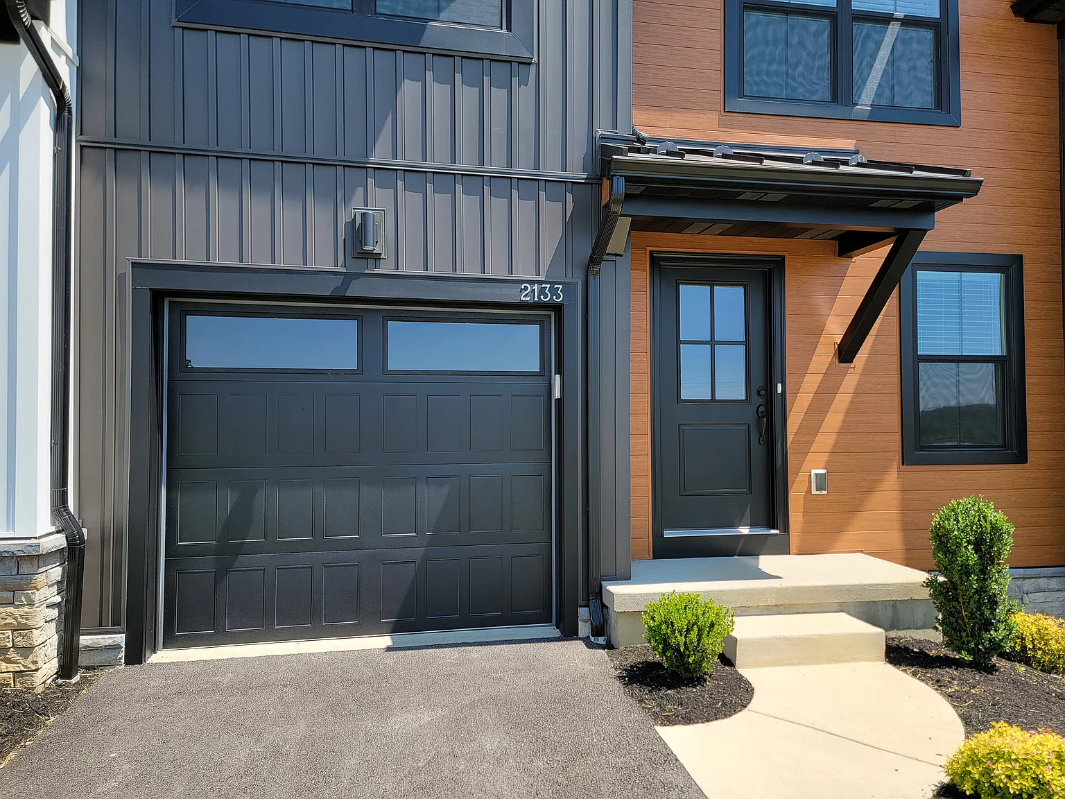 3 bed, 2.5 bath, 1940 sqft, $2,295 — Photo 2