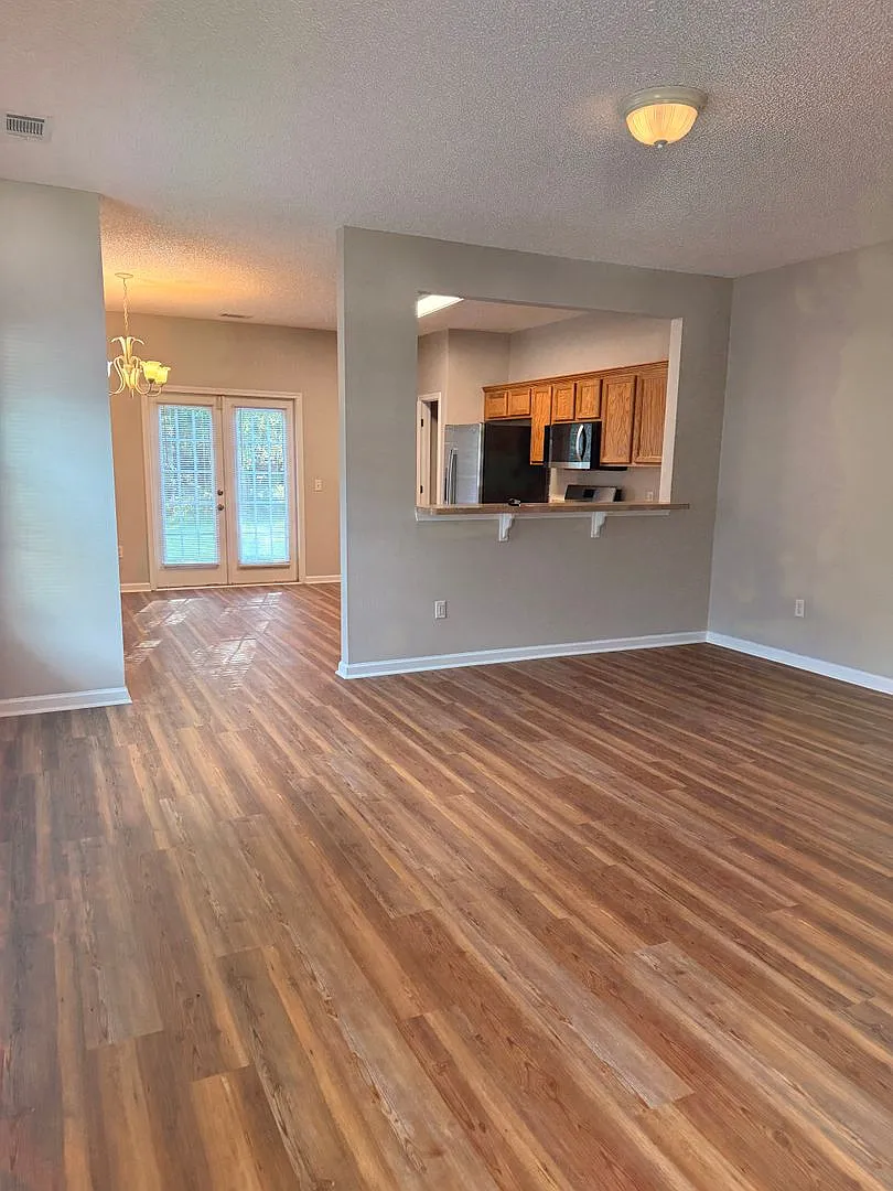 New floors, just painted, and all new appliances!! — Photo 3