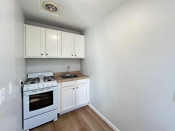 3rd image of 830 Adams St #830
