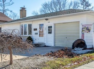 610 W 12th St, Cedar Falls, IA 50613