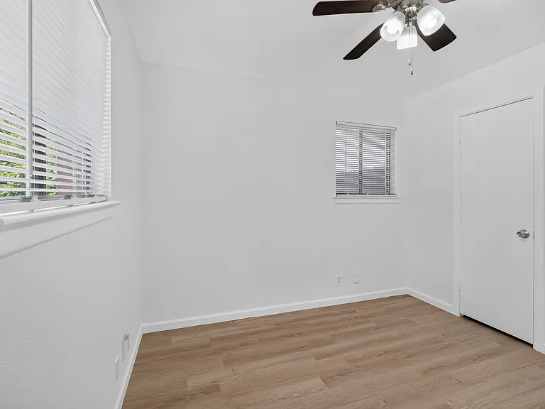 2210 Sycamore Dr — Photo 10