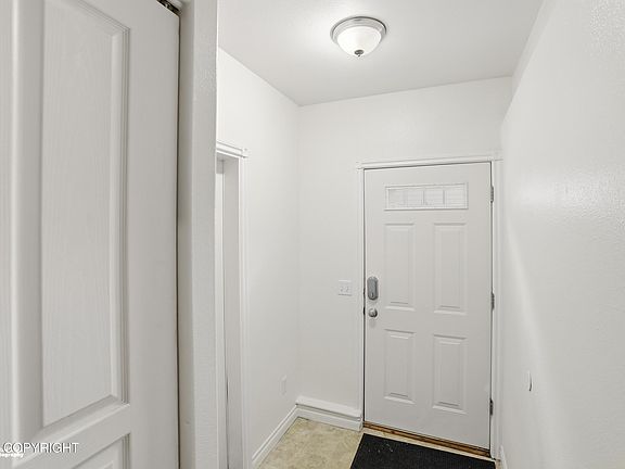 5th image of 9215 Commons Pl #5