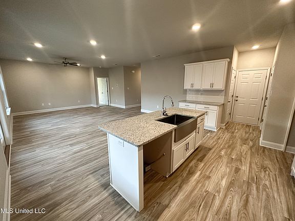 3rd image of 12218 Savannah Cir