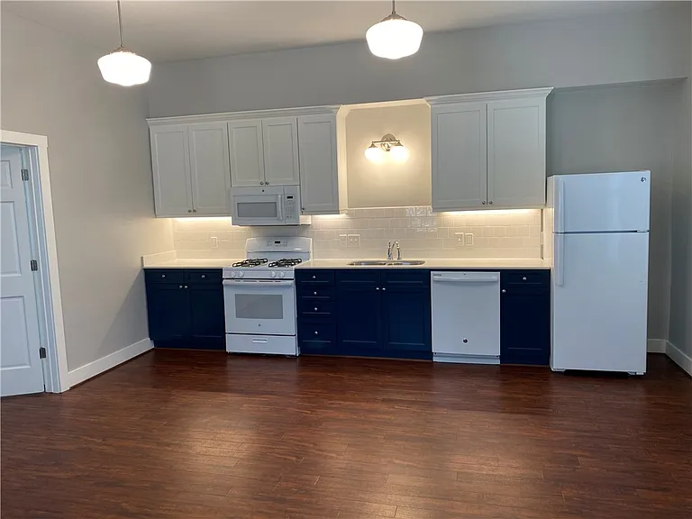 208 W 22nd St #B — Photo 5