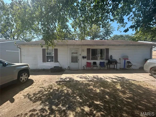 10 Saint Gregory Dr, Cahokia, IL 62206